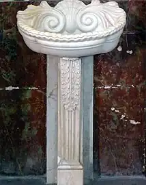 Bénitier en marbre du XVIIe&nbsp;siècle.