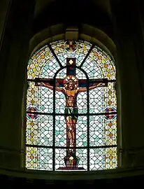 Le Christ en croix, vitrail du centre du chœur.