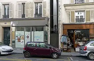 Une curiosité : l'entrée du no 151 bis.