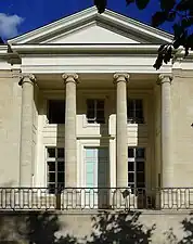 Pavillon : vue frontale du péristyle.