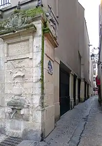 La fontaine Maubuée à l'angle de la rue.