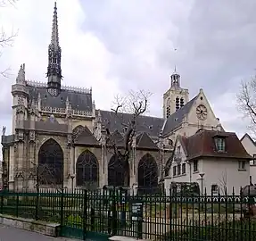 Façade sud de l'église Saint-Laurent jouxtant le square Saint-Laurent.