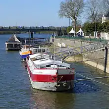 Péniches amarrées au quai des Carmes à Angers.