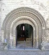 Portail roman restauré au XIXe&nbsp;siècle.