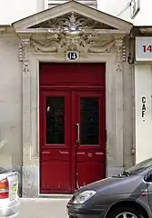 No&nbsp;14 : porte avec fronton ouvragé.