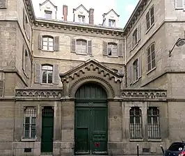 Façade du no&nbsp;19 (ancien petit séminaire catholique).
