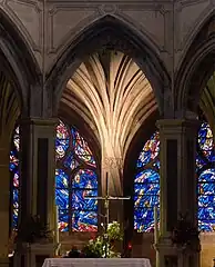 Pilier axial derrière l'autel.