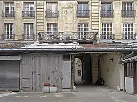 Façade avec le cadran solaire.