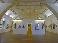 Vue de l'étage organisé en salle d'exposition.