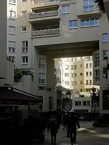 La rue Bernard-de-Clairvaux vue depuis la rue Saint-Martin.