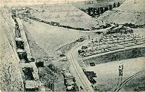 Un détail du camp retranché allemand de Péronne.On y distingue un réseau de voies du chemin de fer de campagne, l'équivalent allemand du système Péchot français, un cimetière.