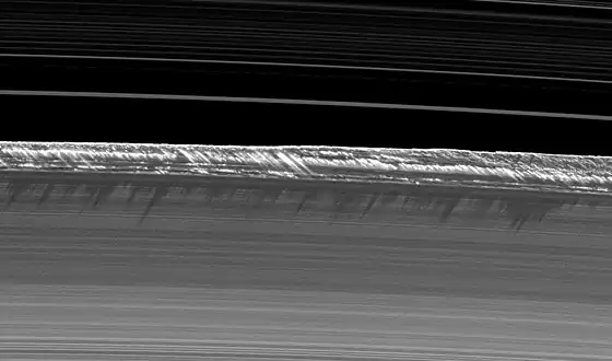 Des structures verticales culminant à 2,5&nbsp;km sont visibles en bordure de l'anneau B.