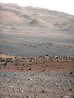 Cette photo prise avec la caméra-téléobjectif MastCam-100, montre des reliefs du Mont Sharp situés à environ 10&nbsp;km.