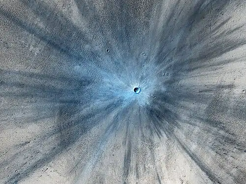 Cratère d'impact de 30&nbsp;mètres de diamètre récent (moins de 3&nbsp;ans) photographié en novembre 2013 par la caméra HiRISE.