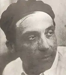 Photographie en noir et blanc d'un homme portant un calot