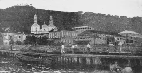 Le débarcadère de Saint-Pierre, avec dans le fond la place Bertin, la chambre de commerce et la cathédrale.