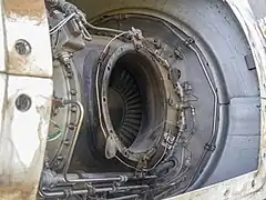 Sortie de la tuyère du moteur PT6, turbine visible.