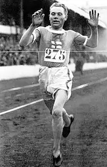 Photographie montrant Paavo Nurmi en plein effort dans le stade olympique.