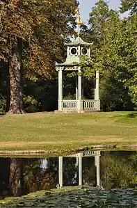 La pagode et le « miroir japonais », une petite pièce d'eau.