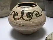 Jarre à décor de rinceaux, buncheong à fond blanc et brun de fer, sous glaçure. XVe – XVIe&nbsp;siècle. Musée Guimet