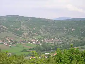 Pakochevo et son environnement de collines.