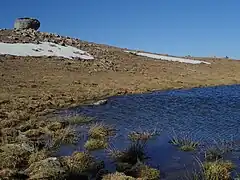 Petit lac sur le plateau sommital occupant le creux laissé par une ancienne palse.