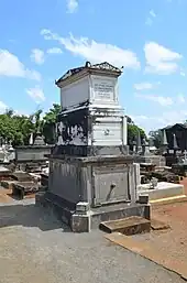 Tombe Emmelina (Marie Louise Antoniette Emelina) de Carcenac, épouse de Gustave Adolphe Autard de Bragard, la  "dame créole" de Charles Baudelaire