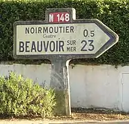 Panneau indicateur, avec indication de distances, sur l'île de Noirmoutier.