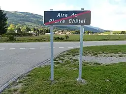 Panneau E34b de sortie de l'Aire de Pierre Châtel sur la route nationale 85.