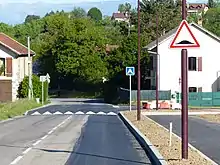 Panneau A2b au bord d'une route départementale