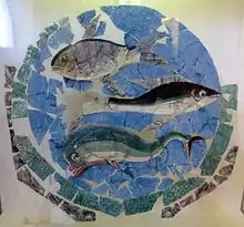 Décor de poissons sur fond bleu provenant d'Ariminum