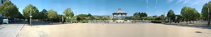 Vue panoramique sur l'esplanade du Champ de Mars avec le kiosque Peynet au centre