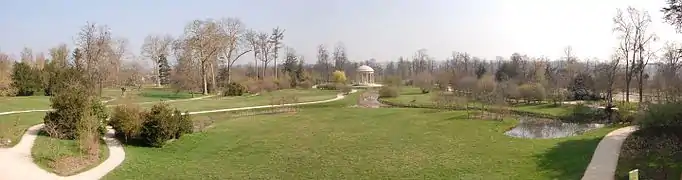 Vue panoramique sur le jardin avec le Temple de l'Amour au centre.