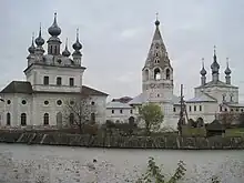 Monastère Saint-Michel-Archange à Iouriev-Polski, datant du XVIIe siècle avec des toits en pente.
