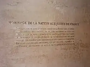 Inscription murale avec en titre "Hommage de la Nation aux Justes de France" en lettres capitales