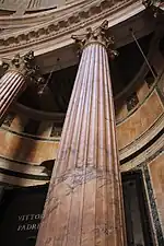Fût de colonnes en marbre jaune antique du Panthéon de Rome.
