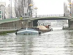 Un automoteur de canal au pont de la mairie de Pantin.