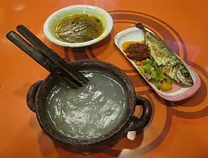 Papeda, kuah kuning (traduction littérale : soupe jaune) et ikan tude bakar (poisson grillé). En sauces : rica-rica&nbsp;(en) et dabu-dabu&nbsp;(en)