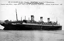 Photographie en noir et blanc représentant un paquebot en pleine mer.