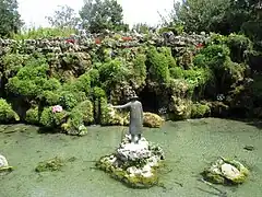 Cascade de rocaille et L'Homme aux oiseaux de Jean-Michel Folon.