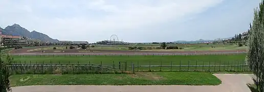 Vue de l'hippodrome-golf Marseille Borély depuis le château Borély, sur fond de mer Méditerranée, massif de Marseilleveyre, îles du Frioul, et château d'If.