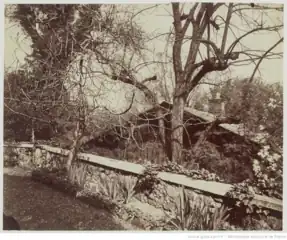 Un des chalets du parc Delessert vu de la rue Raynouard avant 1900.
