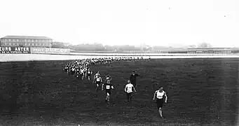 Départ du marathon des amateurs au Parc des Princes à Paris le dimanche 15 octobre 1905.