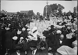 Pardon de Saint-Jean-du-Doigt photographié par Charles Géniaux entre 1902 et 1905. Les femmes portent la toukenn, coiffe emblématique du Trégor.