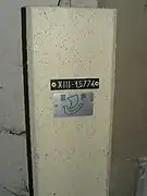 Logo moderne de Paris sur un boitier mural d'éclairage public.