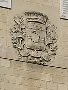 Autre blason, avec rames, sur l'école de la rue Damesme, Paris 13e.