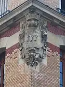 Blason de Paris sculpté sur l'école de la rue de la Providence, Paris 13e.