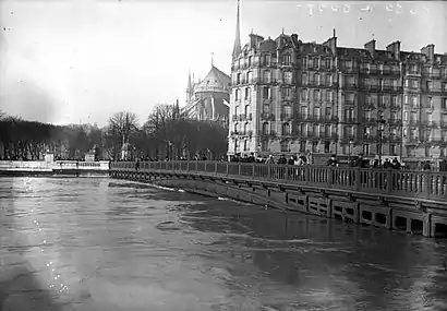 Le pont lors des inondations de 1910 (5e&nbsp;pont).