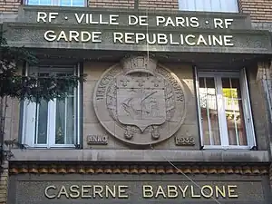 Sur la caserne Babylone de la Garde républicaine.