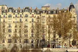 Le no&nbsp;98, à l'angle avec l'avenue Ledru-Rollin